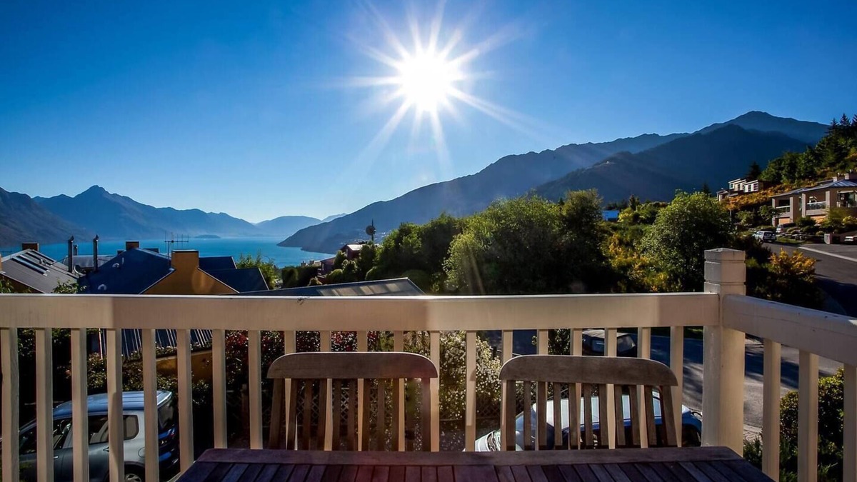 Queenstown House | Queenstown Hill townhouse with lake views