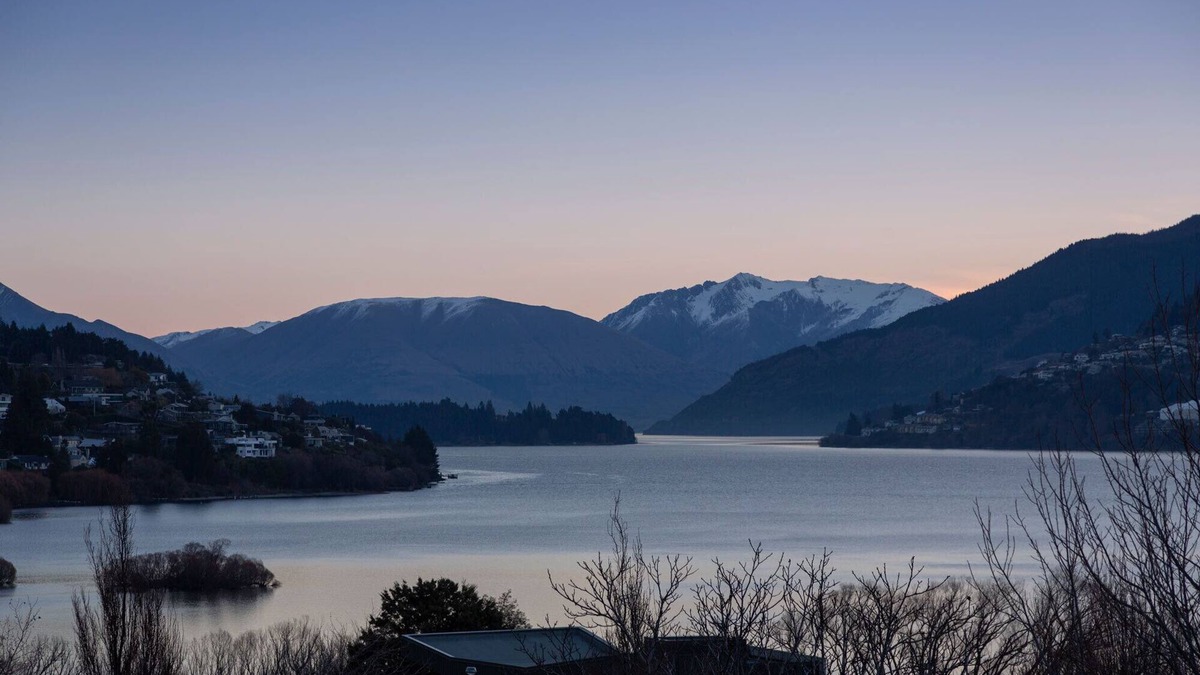 Frankton House | Queenstown Lakeside Gem: 3 BDR, Wi-Fi & Parking