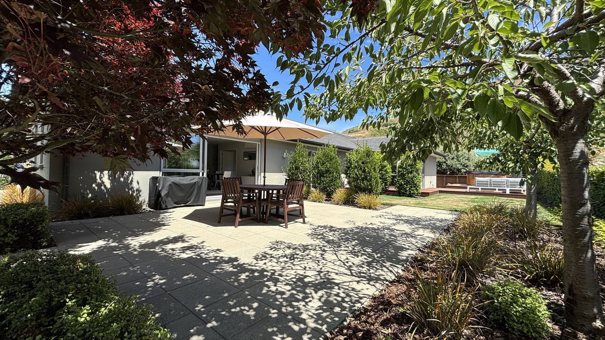 Lower Shotover House | Queenstown, luxury, spacious, Family Home with spectacular views and Hot Tub.