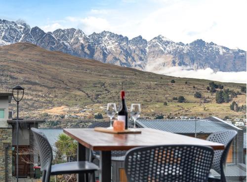 Queenstown House | Queenstown Mountain and Lake View Retreat Free Street Parking Free Wifi