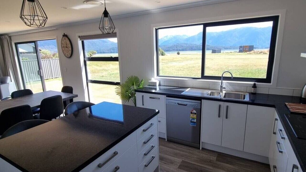 Te Anau House | Quiet home by the lake
