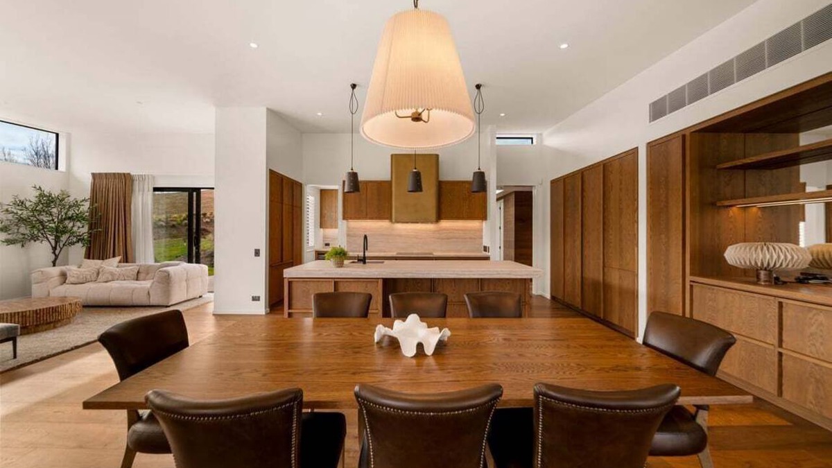 Dalefield Villa | Quiet Luxury, 10 Mins from CBD with views to Coronet and The Remarkable Mtns