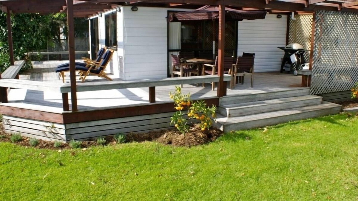 Hahei House | Quiet street, close to the beach