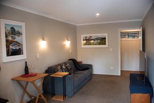 Raglan Apartment | Raglan Best West Retreat, walk to beach