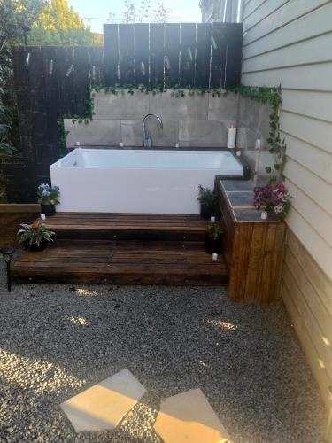 Raglan House | Raglan park rest and stay cabins - Private studio