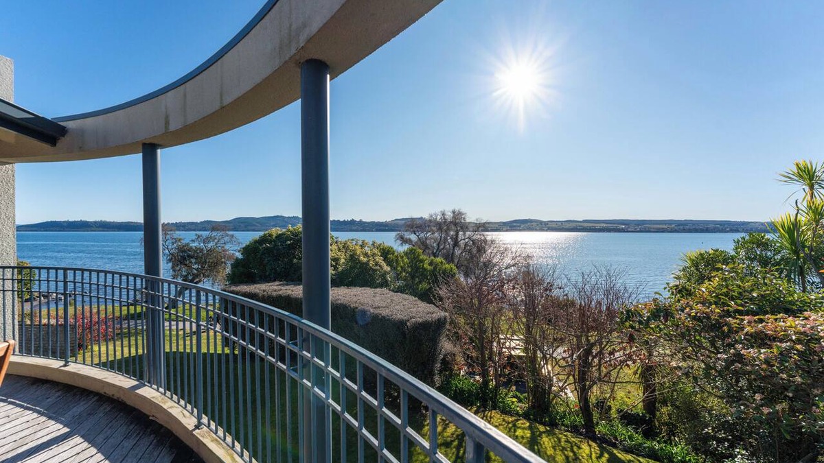 Rainbow Point House | Rainbow Point Yacht Club - Taupo Holiday Home