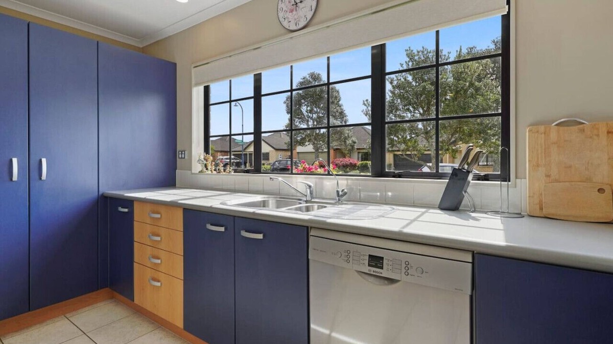 Henderson House | Ranges 3BR Family Home with Backyard and Air-Con