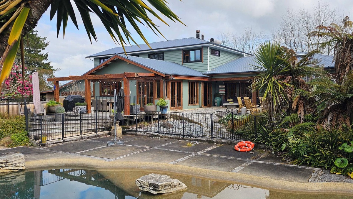 Tamahere House | Rare Gem in Tamahere - for 14+ space galore