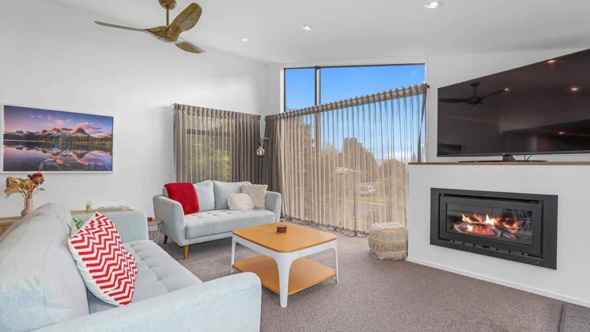 Lynmore House | Redwoods Getaway - 100m to the Trails, Sleeps 7