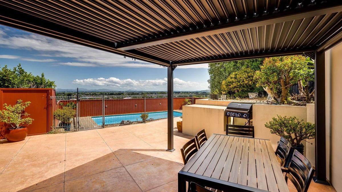 Hospital Hill House | Relax At Poolside - Napier Holiday Home