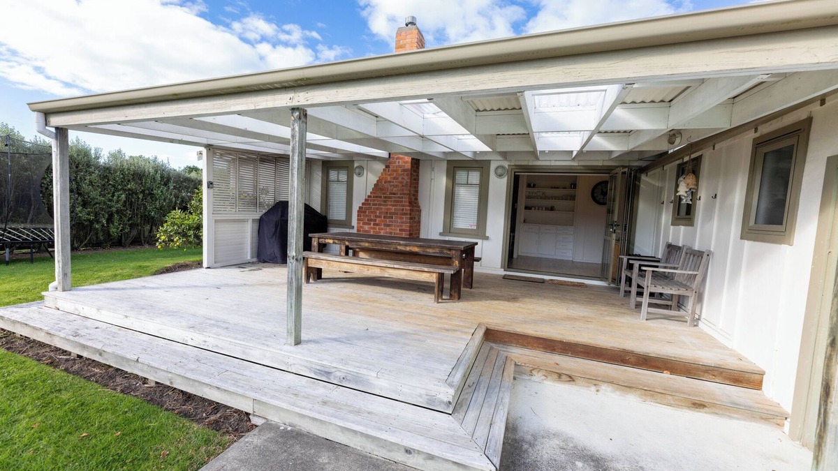 Waimarama House | Relax by the beach @ Cozy Bach No.40