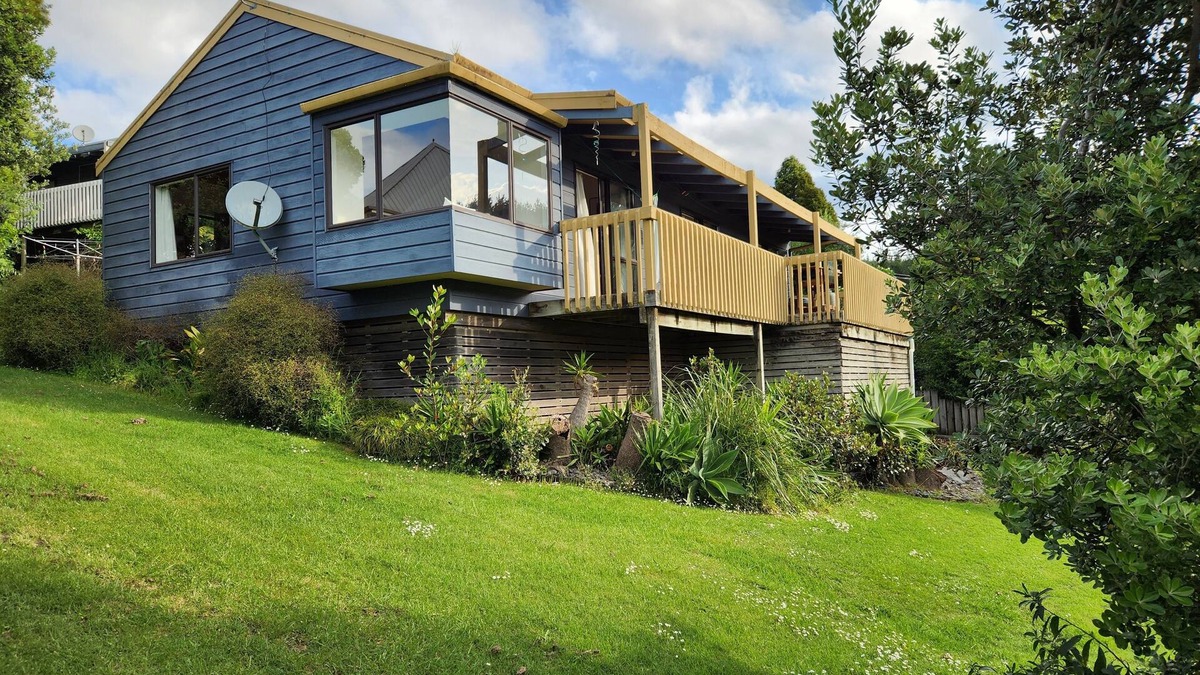 Onemana House | Relax by the reserve 2 minutes walk to beach and cafe at beautiful Onemana beach
