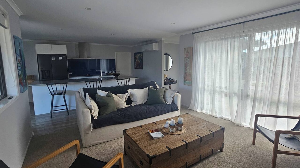 Papamoa Beach House | Relax in Beautiful Papamoa – Stylish, Comfortable Home Close to the Beach