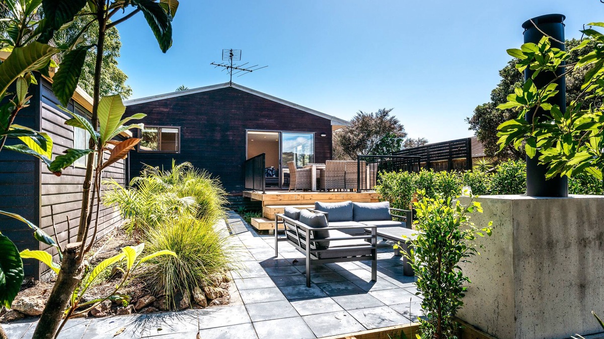 Oneroa House | Relax on Ridge | 7 seater car included