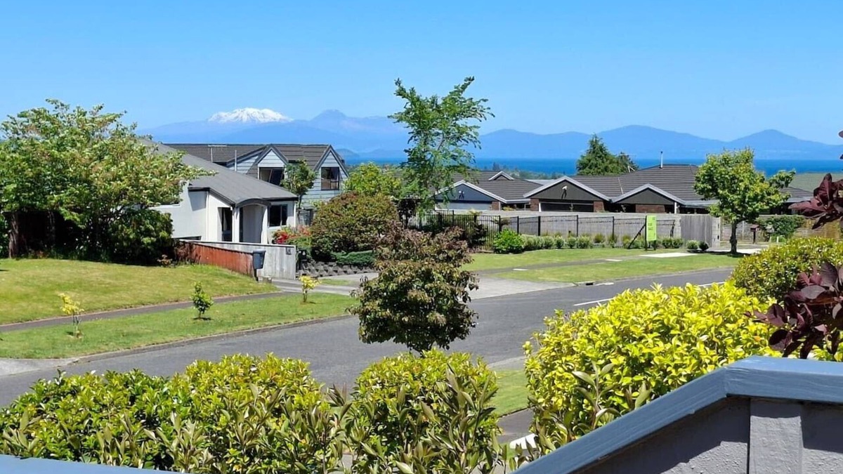 Waipahihi House | Relax & Unwind Close to Lake & Town