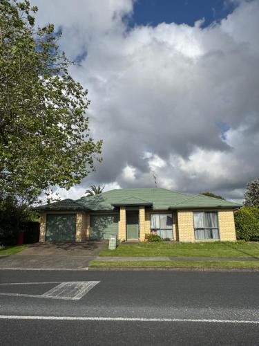 Manurewa Apartment | Relaxing 3BR Home by Wattle Downs Reserve