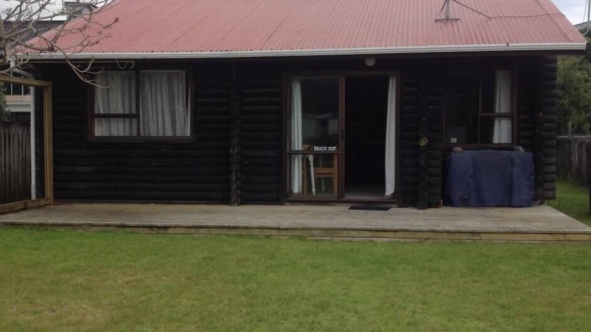 Whangamata House | Relaxing at the Log Cabin