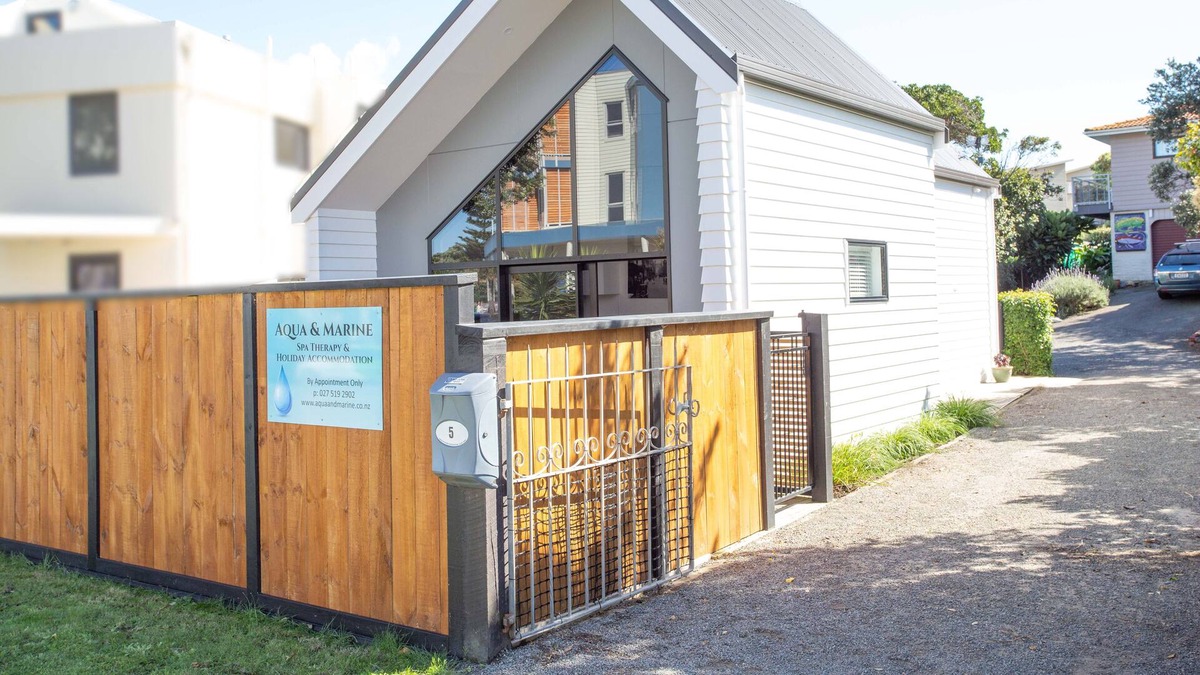 Paraparaumu Beach Cottage | Relaxing Modern Cottage - Centrally Located