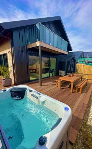 Jacks Point House | Remarkable View with Outdoor Hot Tub