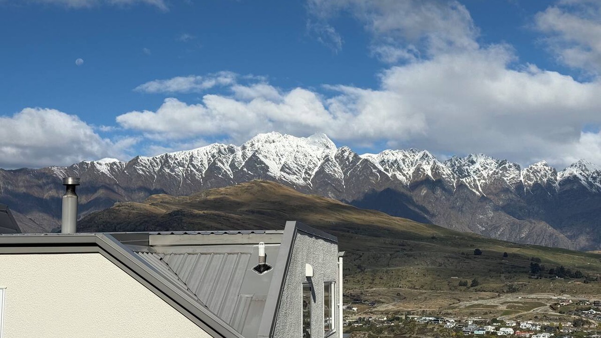Queenstown House | Remarkable Views, Close to Town