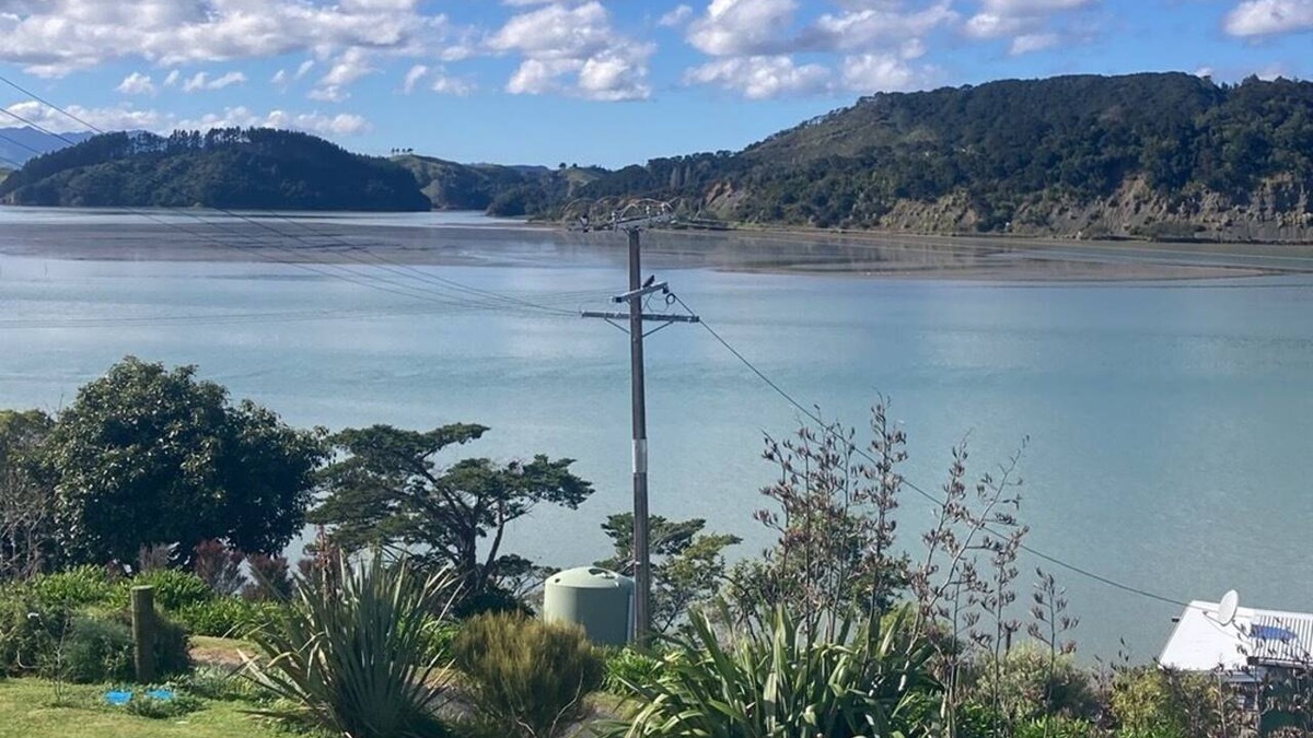 Taharoa House | Remote waterfront bach retreat