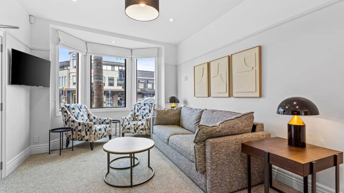 St. Mary's Bay Apartment | Renovated Jervois Road King Bed Parking