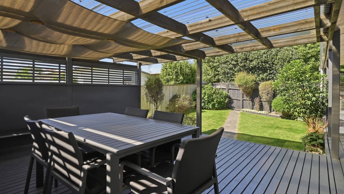 Owhata House | Retreat@23B - Stylish 2BR, Covered Deck, Sleeps 4