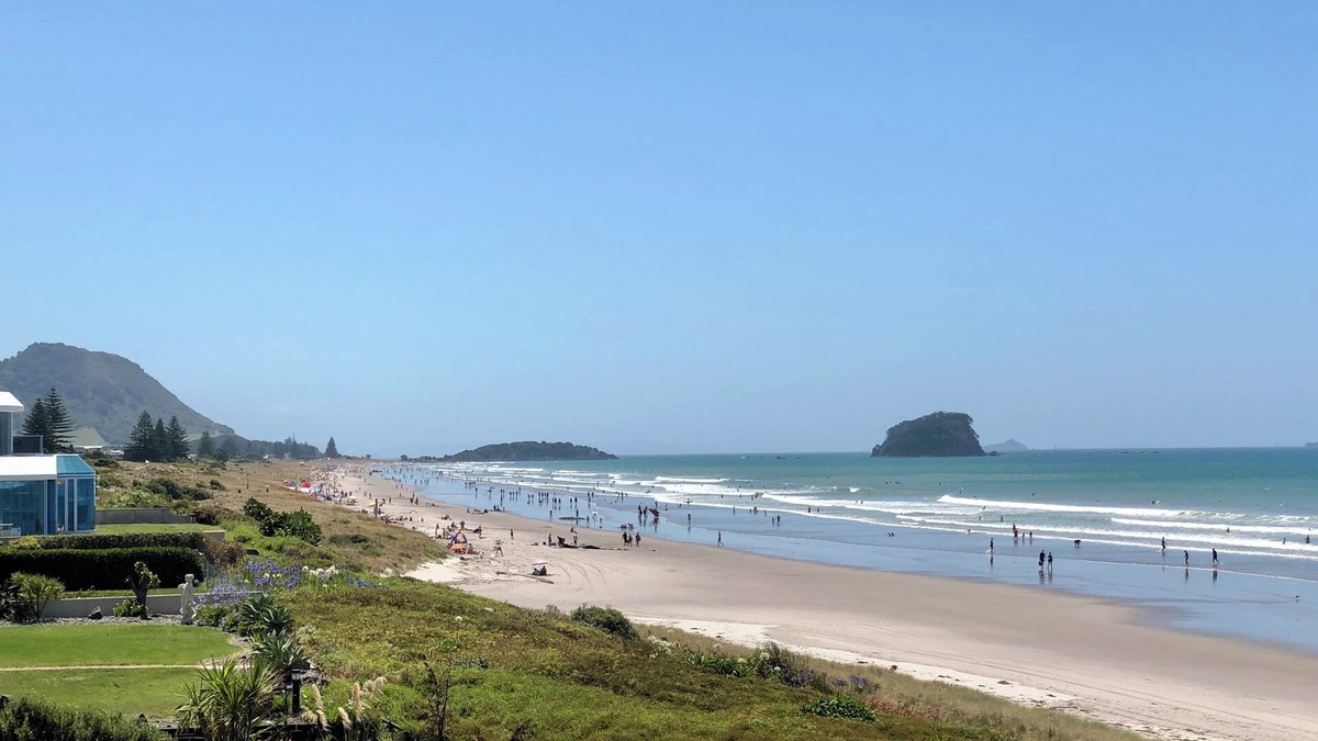 Omanu House | Retro Mount Beach Bach - classic 70's kiwi bach, 1 min walk from Mount beach!