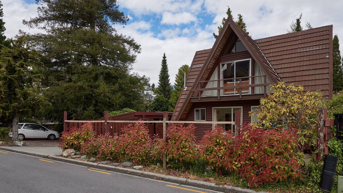 Queenstown City Centre Cottage | Retro Retreat - Queenstown Holiday Home