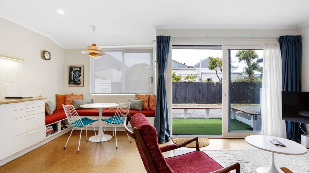 St. Clair Apartment | Retro Retreat | Walk to St Clair Beach