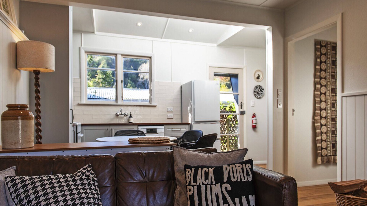 Nelson House | River Walk Cottage - Nelson's Charming Riverside Retreat