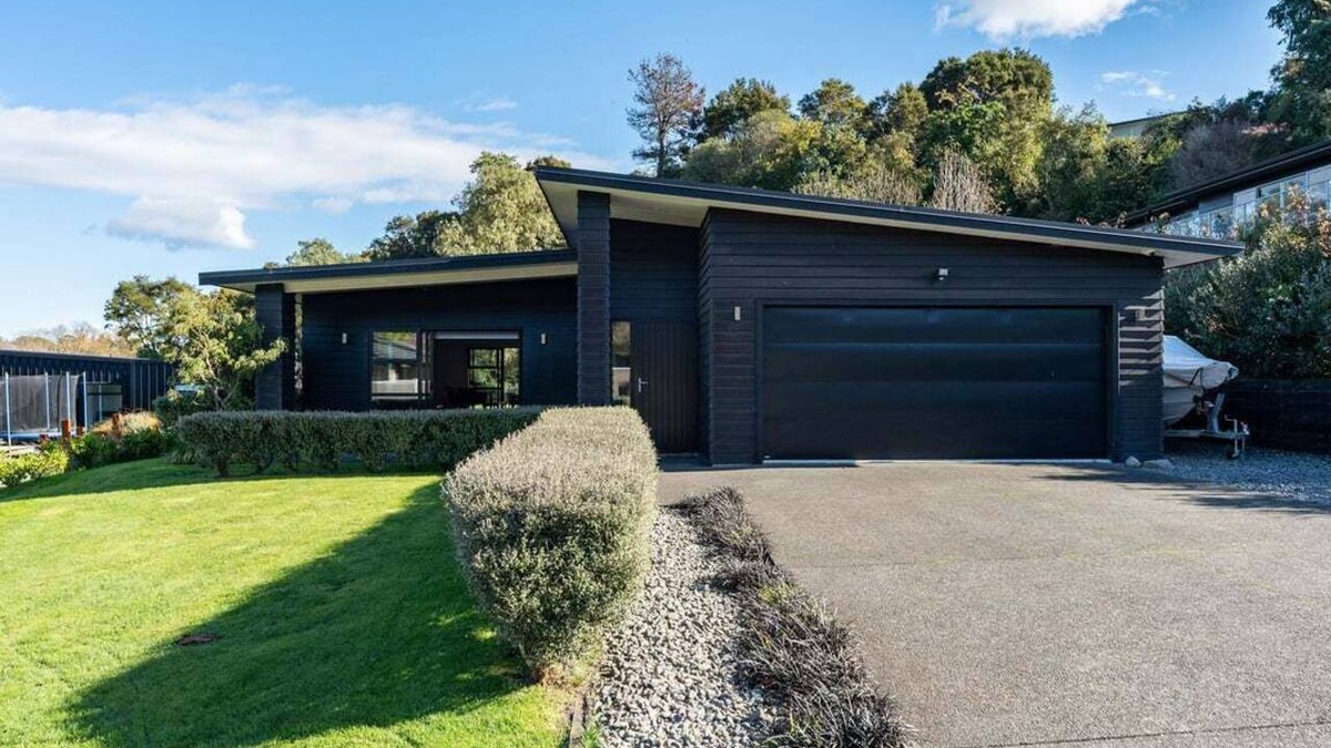 Rangatira Park House | Riverside Retreat - spa pool near the riverside