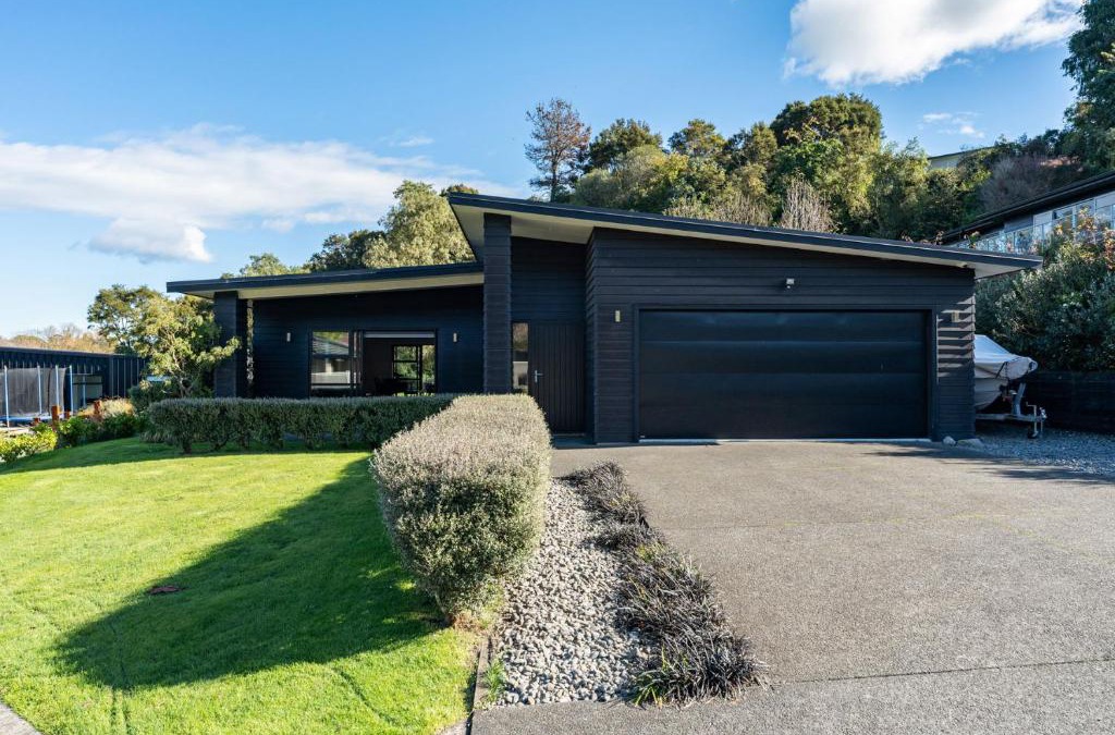 Rangatira Park House | Riverside Retreat - Taupo