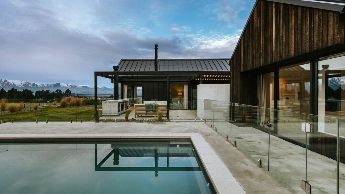 Wanaka House | Riverslea - Sleeps 10 - Pool