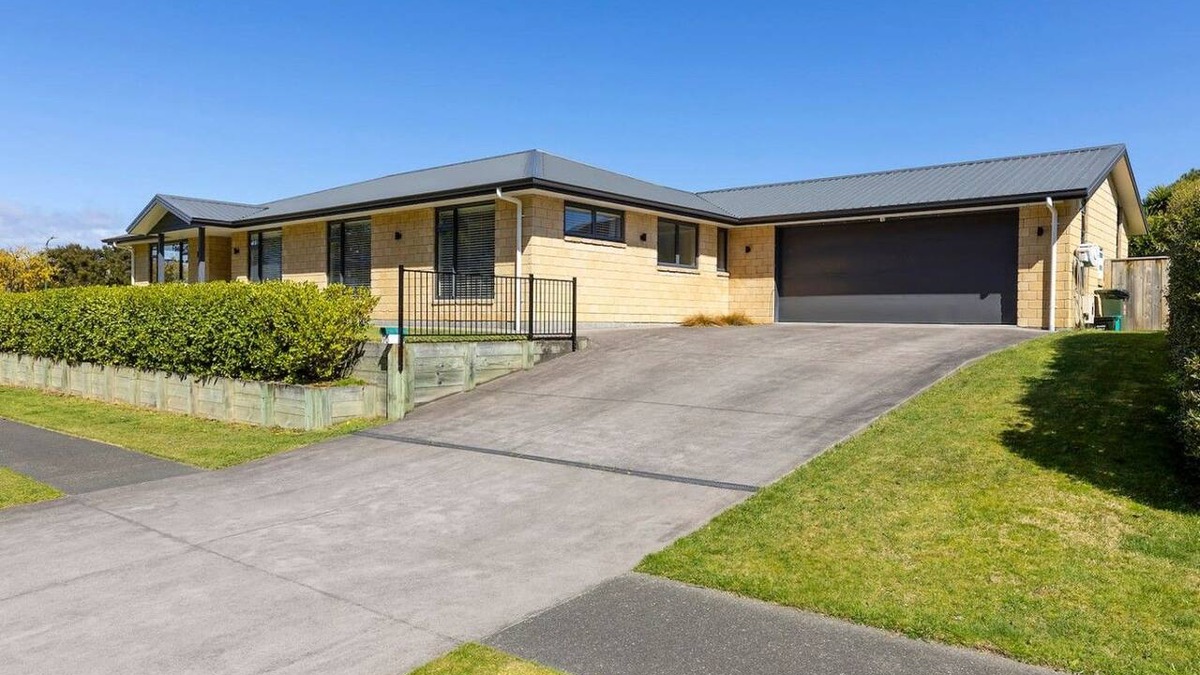 Rangatira Park House | Riverview on Hindmarsh - retreat with elevated stunning Waikato River views in Taupo