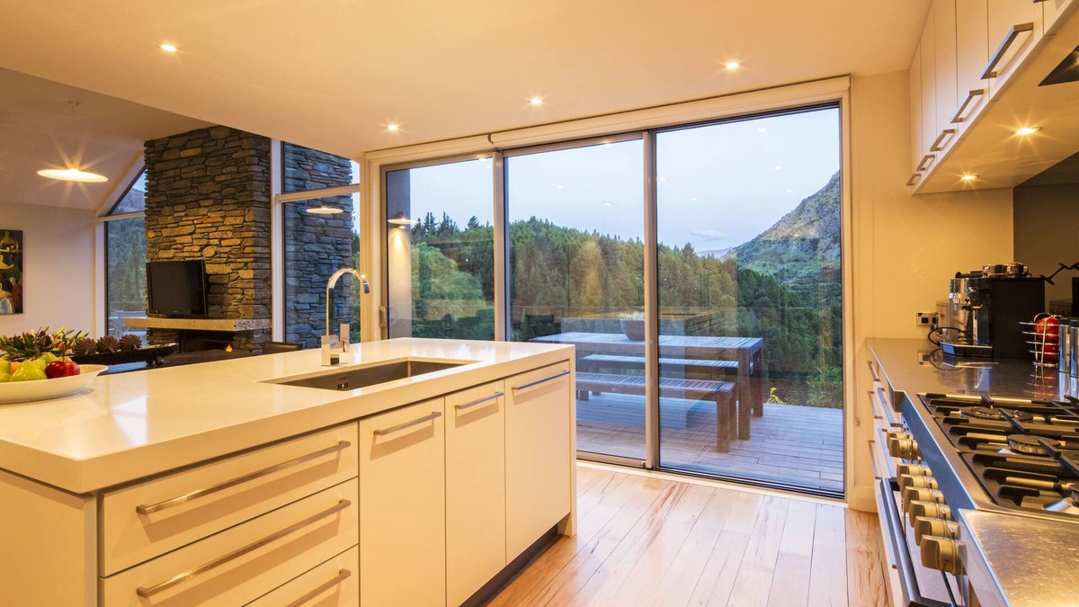 Arthur's Point House | Riverview Retreat