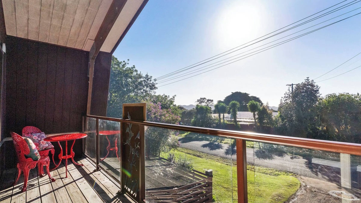 Laingholm House | Roberts Retreat - Auckland Holiday Home