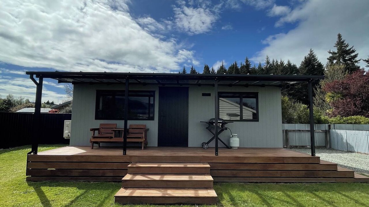 Te Anau Cottage | Romantic 1-bedroom guesthouse with all the extras!