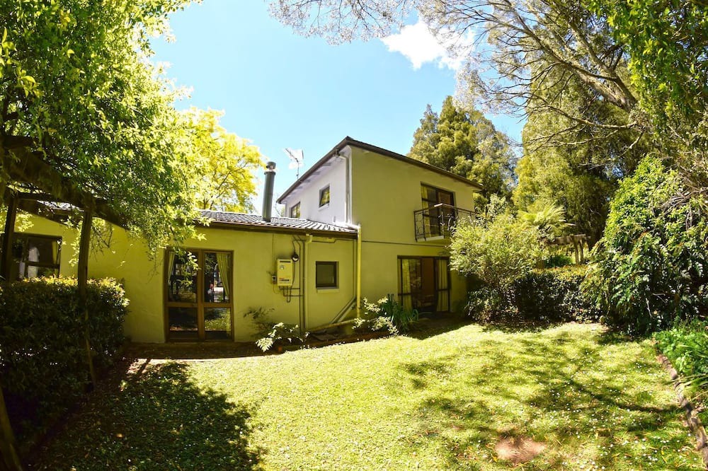 Te Popo Cabin | Romantic Getaway Nestled in Nature near New Plymouth, North Island