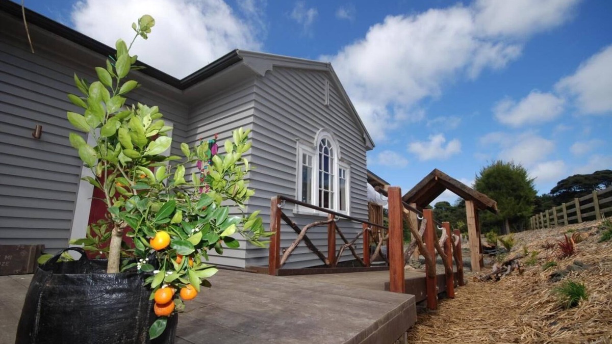 Waimauku Cottage | Romantic Retreat - Honeysuckle Cottage
