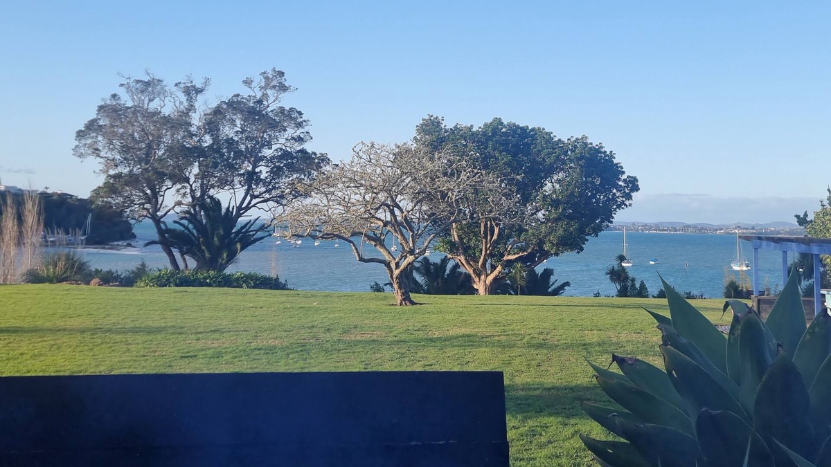 Whitford Cottage | ​Romantic Seaside Cottage: Country Calm, City Close, Retreat