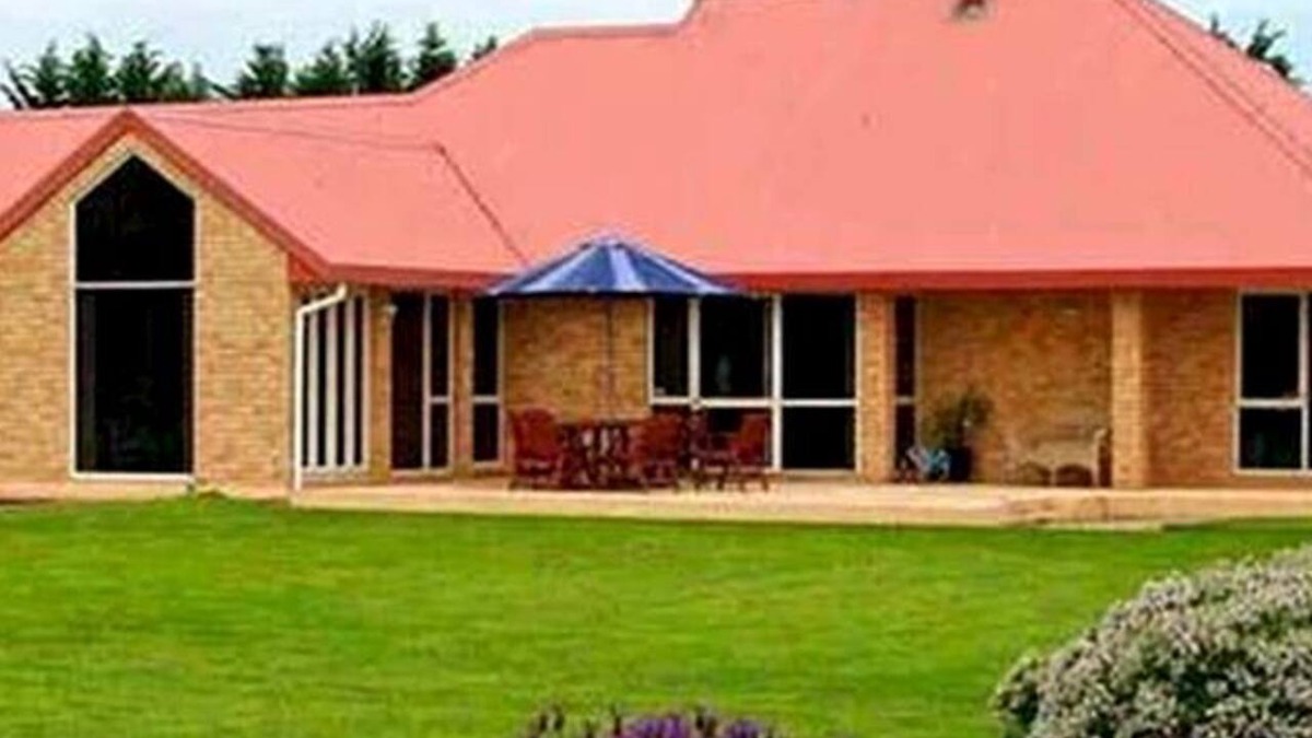 Lincoln Cabin | Romantic Vacation Getaway Surrounded by Gardens in Canterbury, South Island