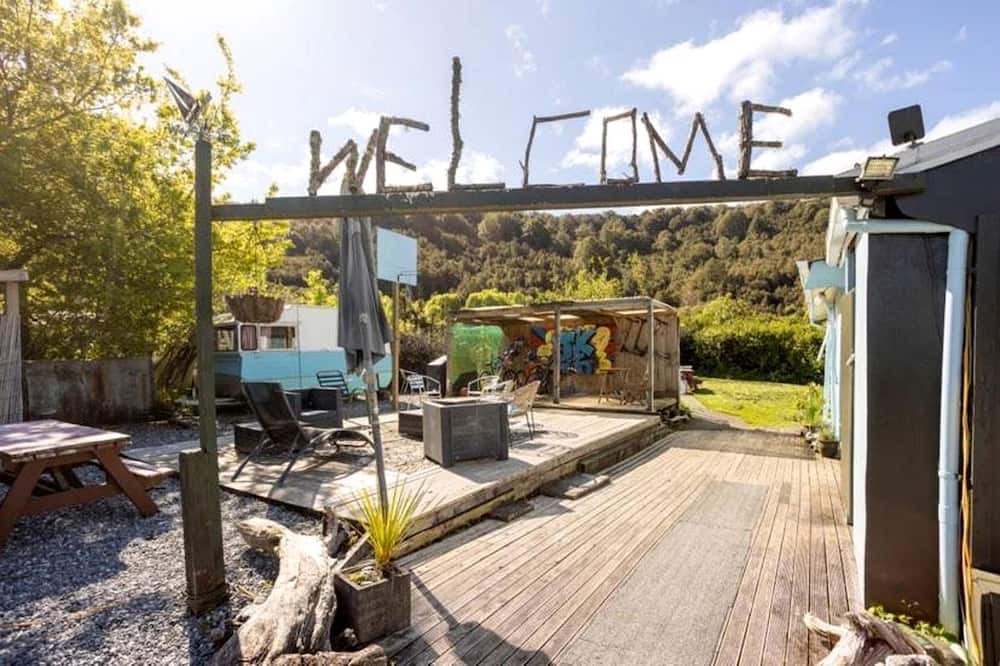 Taylorville Cabin | Room for Three in a Holiday Lodge near Greymouth, New Zealand