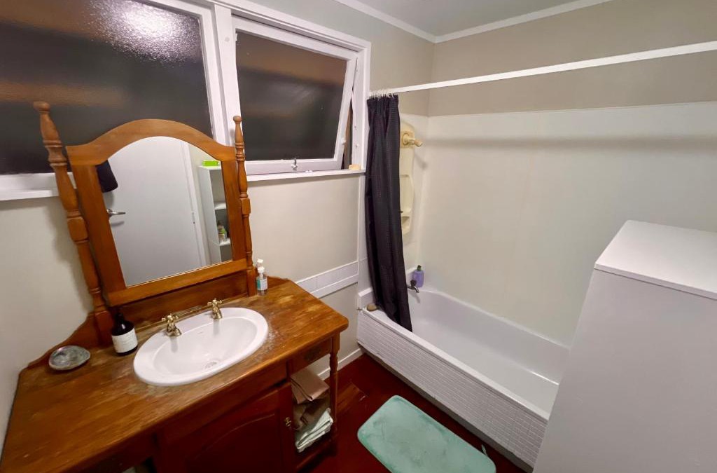 Remuera House | Room In flat is 1st door past carport