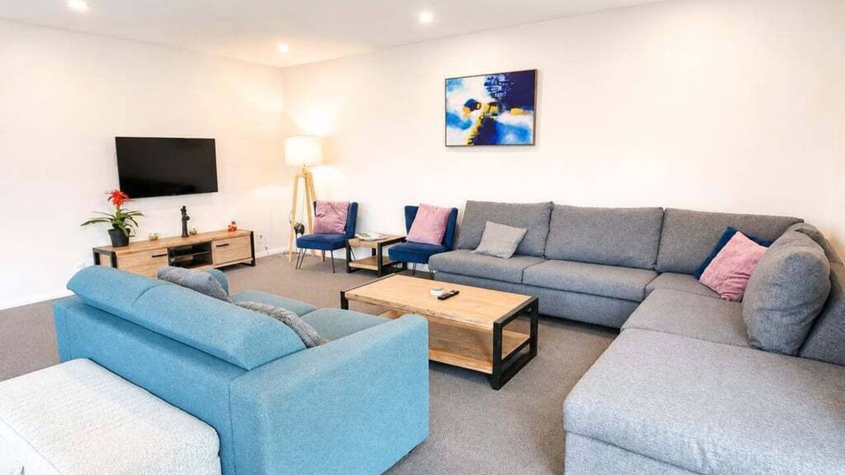 Saint Albans House | Room to spread out · fenced lawn, pets welcome - Weston Villa