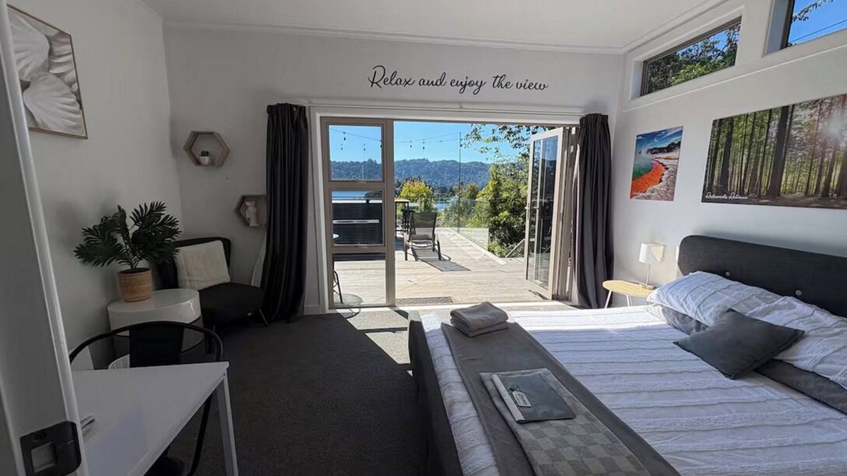 Lake Okareka Apartment | Room with Lake View at Ōkāreka, Rotorua – Large Deck, Spa & BBQ Retreat