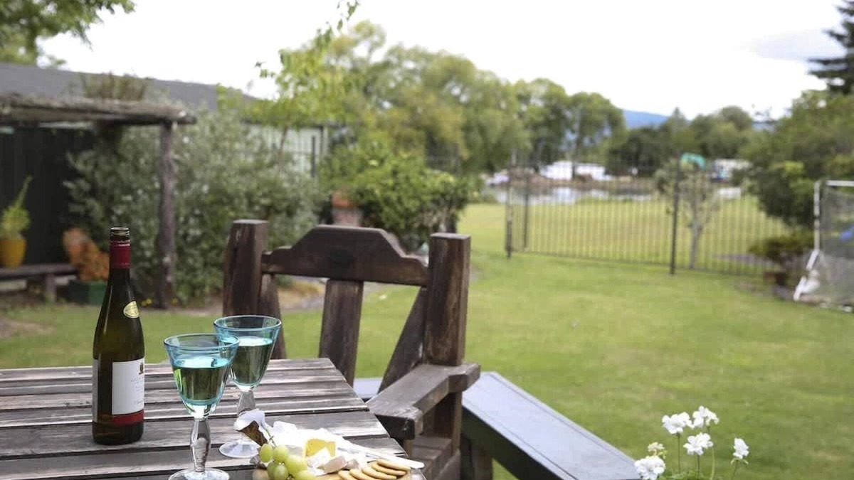 Kawaha Point House | Rose Lake Retreat - Spa Pool, Lake Views, Sleeps 8