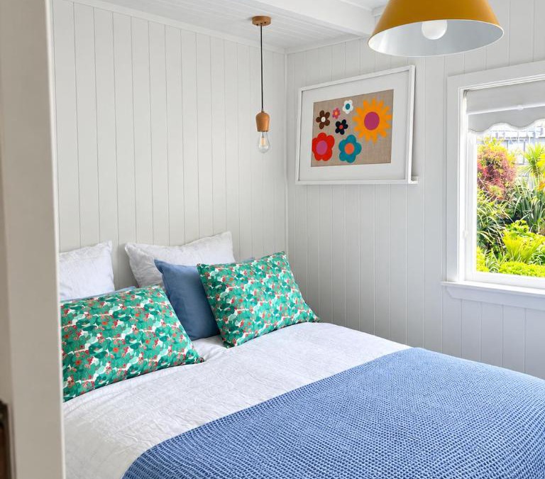 Stanmore Bay House | Rosies cottage hideaway in Stanmore Bay with lovely seaview