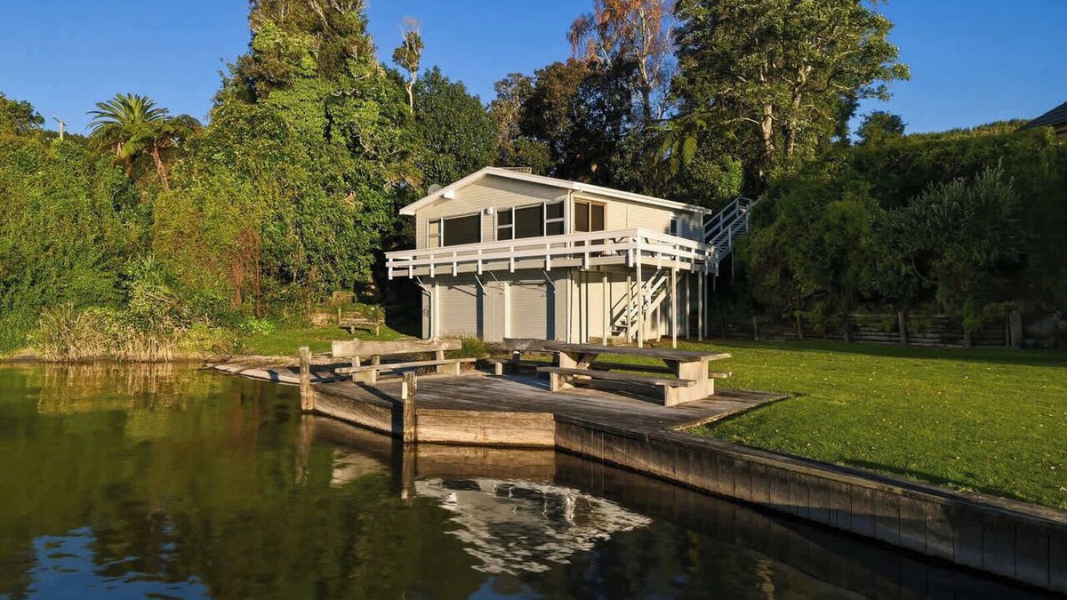Rototai House | Rotoiti Boathouse - Waterfront, Jetty, Kayaks