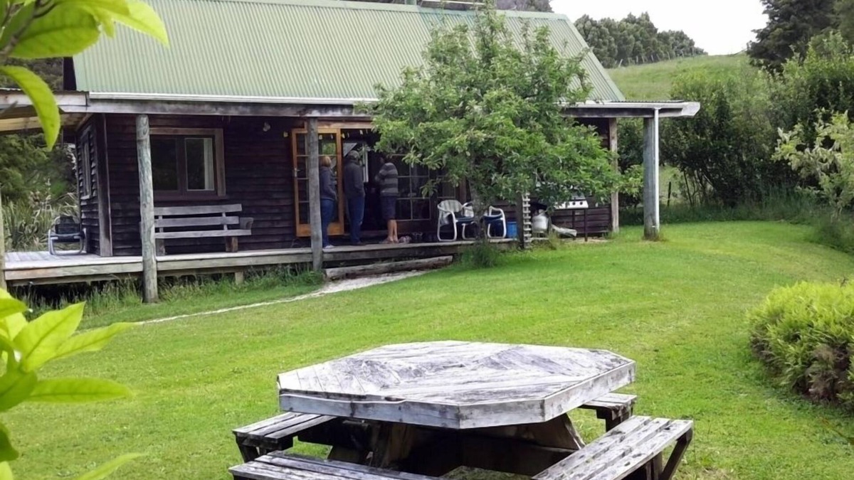 Collingwood Cottage | Ruru Cottage - cosy native forest hideaway